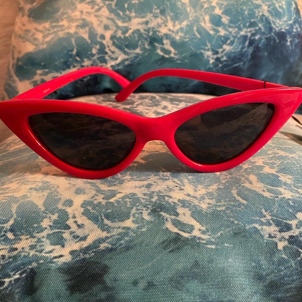 SOJO RED RETRO SUNGLASSES. NEW